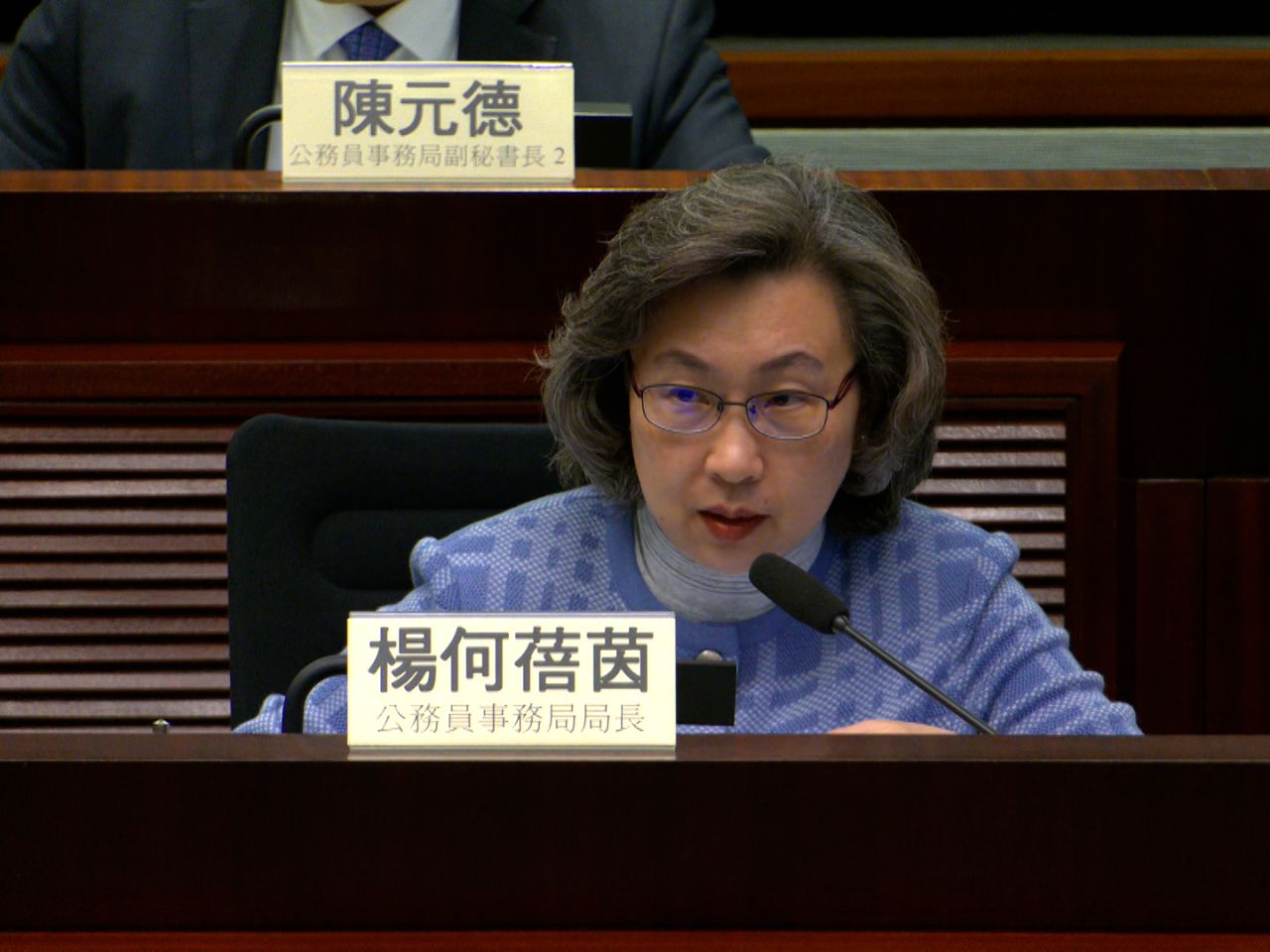 有議員提出今年讓公務員按照機制調整薪酬，楊何蓓茵表示，會考慮不同因素，包括視乎政府財政狀況作出平衡。