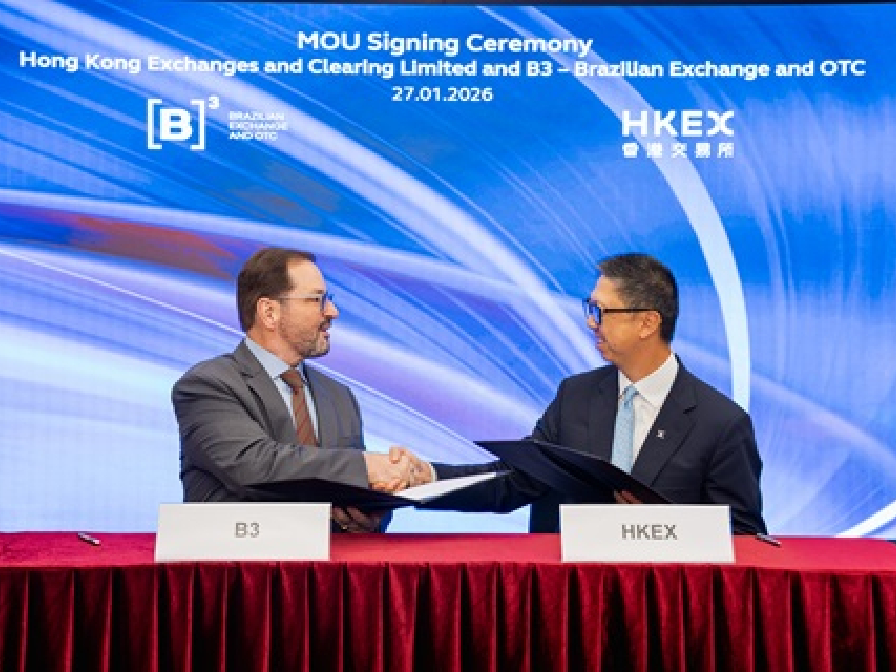 S&eacute;rgio Gullo（左）與周冠英（右）分別代表巴西證券交易所及港交所簽署合作備忘錄。