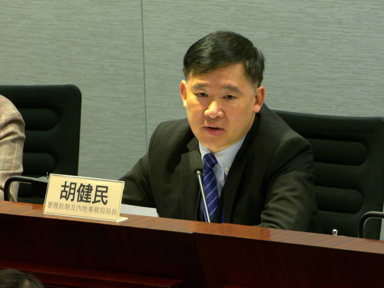 胡健民說，終止駐天津辦聯絡處主任合約事件後，已再次提醒駐內地辦事處人員要注意個人操守、廉潔奉公。