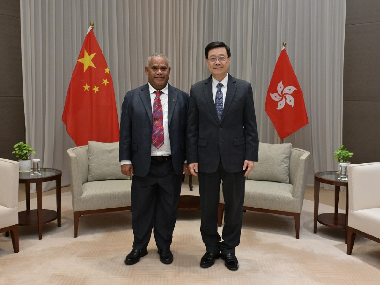 李家超與瓦努阿圖總理喬撒姆．納帕特會面。（政府新聞處提供）