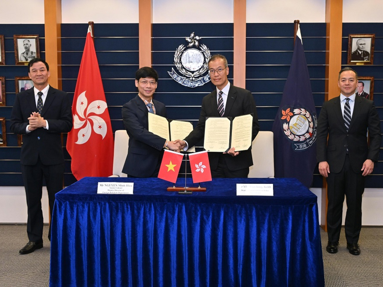 周一鳴（右一）見證香港警務處與越南公安部就加強合作簽署諒解備忘錄。（政府新聞處提供）