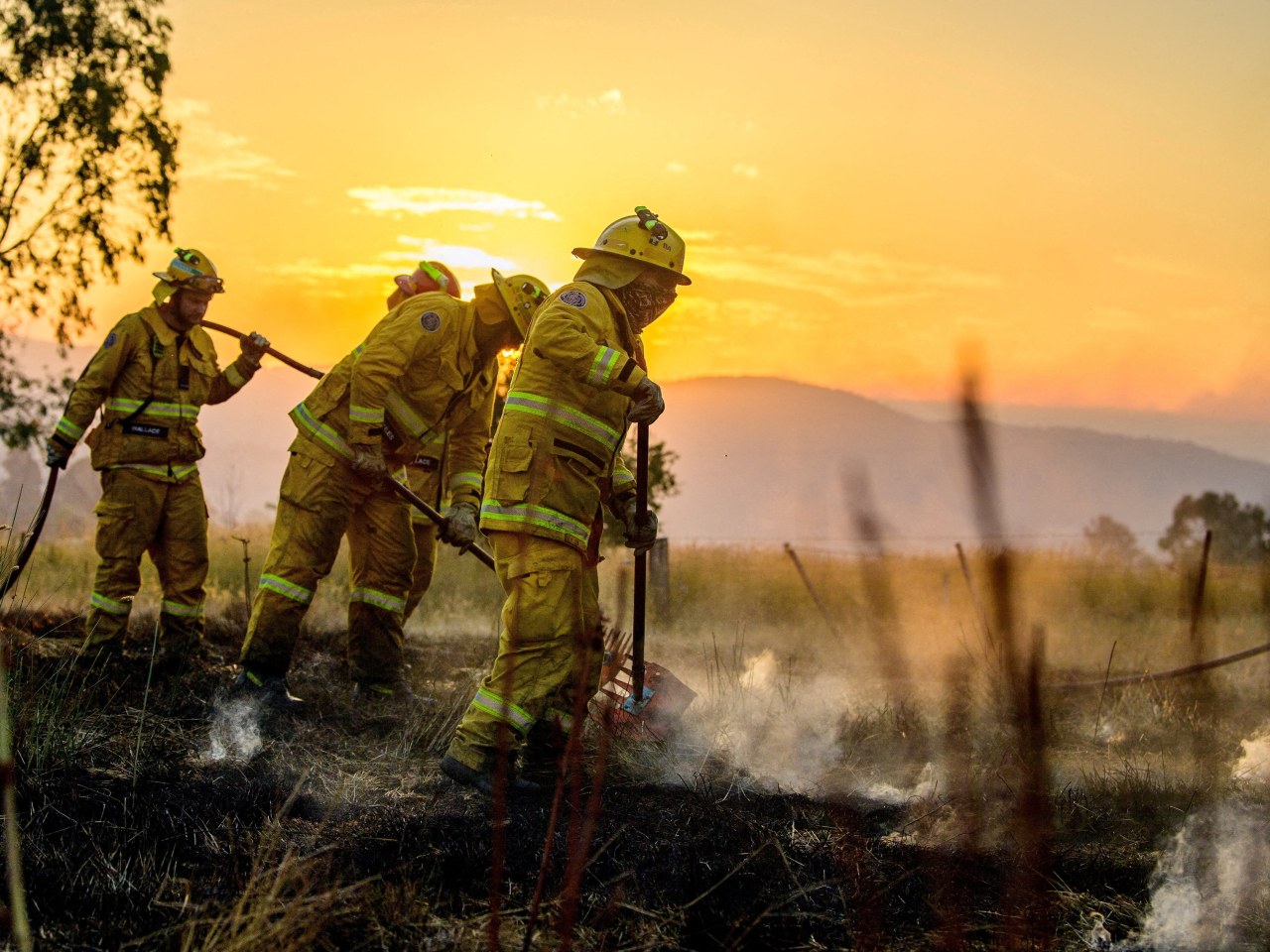 維多利亞州消防員撲救山火。（路透社）