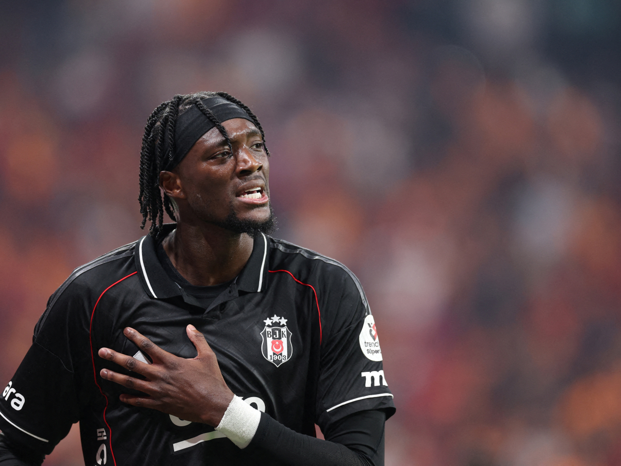 英國廣播公司報道，28歲的艾巴咸同維拉簽訂為期4年半的合約。（路透社資料圖片）