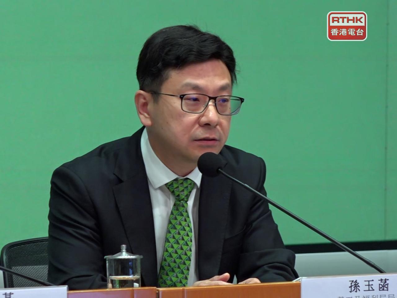 孫玉菡指出，勞工處會就每宗申請作出分析，評估僱主的實際人手需要及在職本地僱員的人數等，並邀請勞工顧問委員會委員給予意見。（港台圖片）