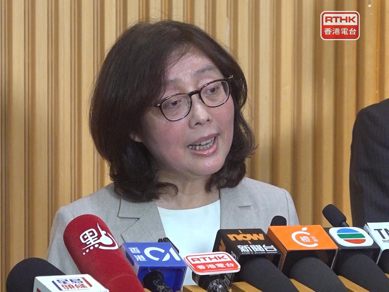 甯漢豪表示，有關執管部門、即屋宇署和房屋局獨立審查組，過去一年因應舉報主動到場視察進行維修工程的樓宇合共約370次。（港台圖片）