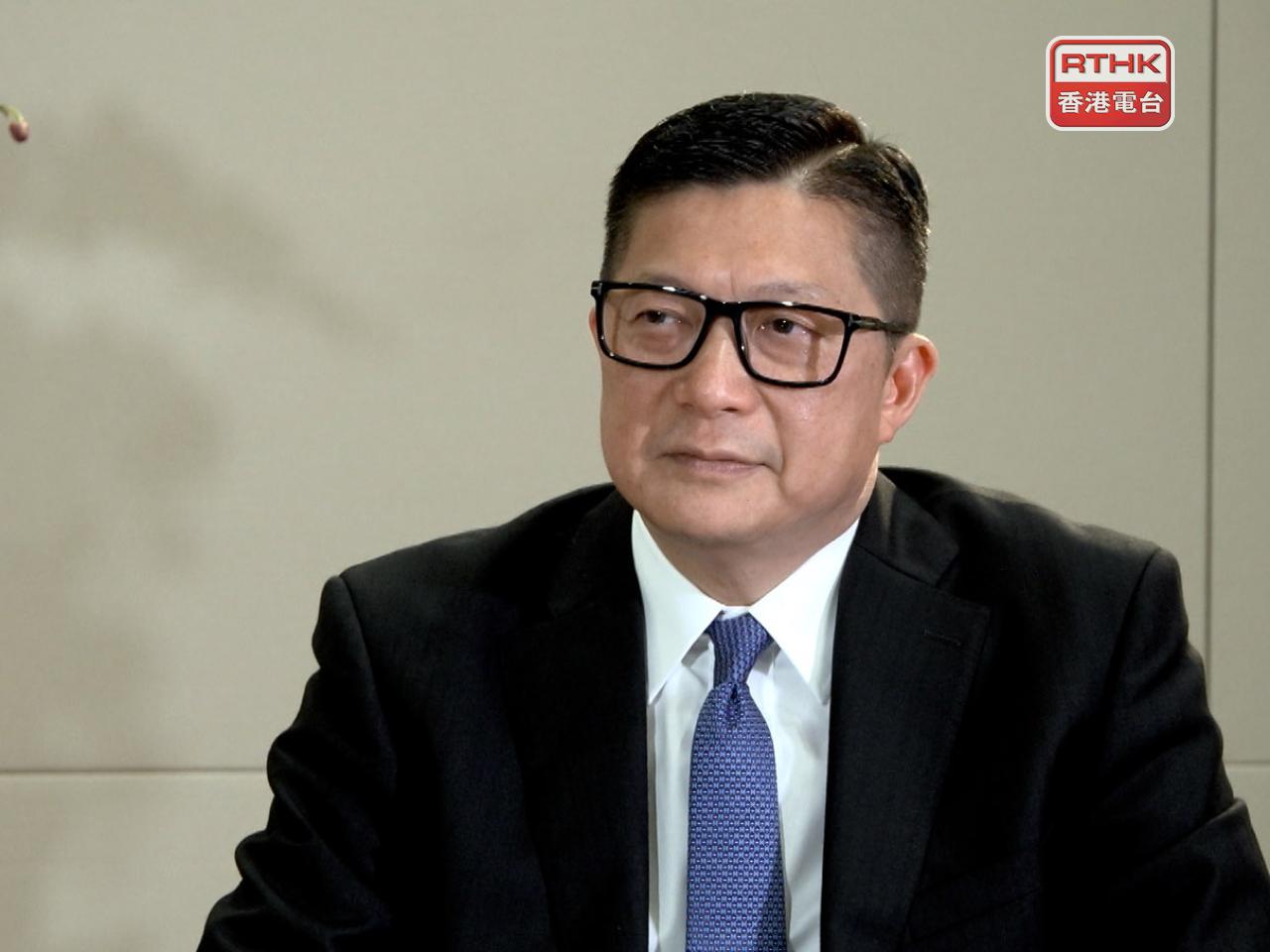 鄧炳強指消防處成立督導委員會，全面審視及更新消防裝備，並按需要在市場物色合適的新型消防科技產品。（港台圖片）