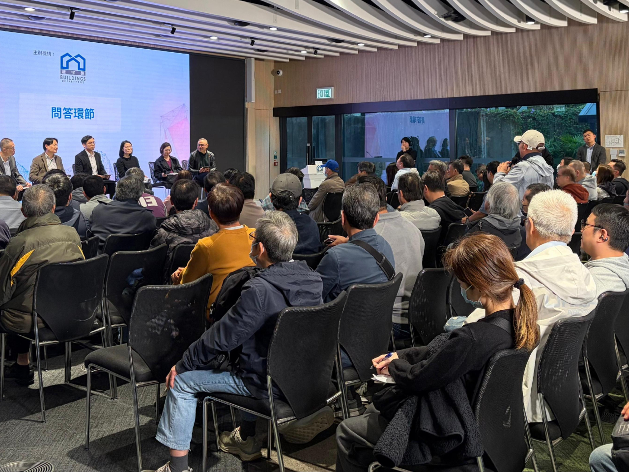 屋宇署舉辦講座，提醒業界須遵守棚網抽樣檢測新制度的要求，以及大廈維修工程期間要遵從的消防安全事項。（政府新聞處圖片）