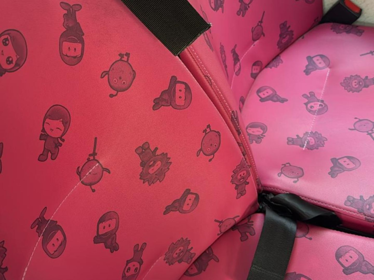 The police are investigating a case involving a damaged seatbelt on a KMB bus operating route 86K. Online photo