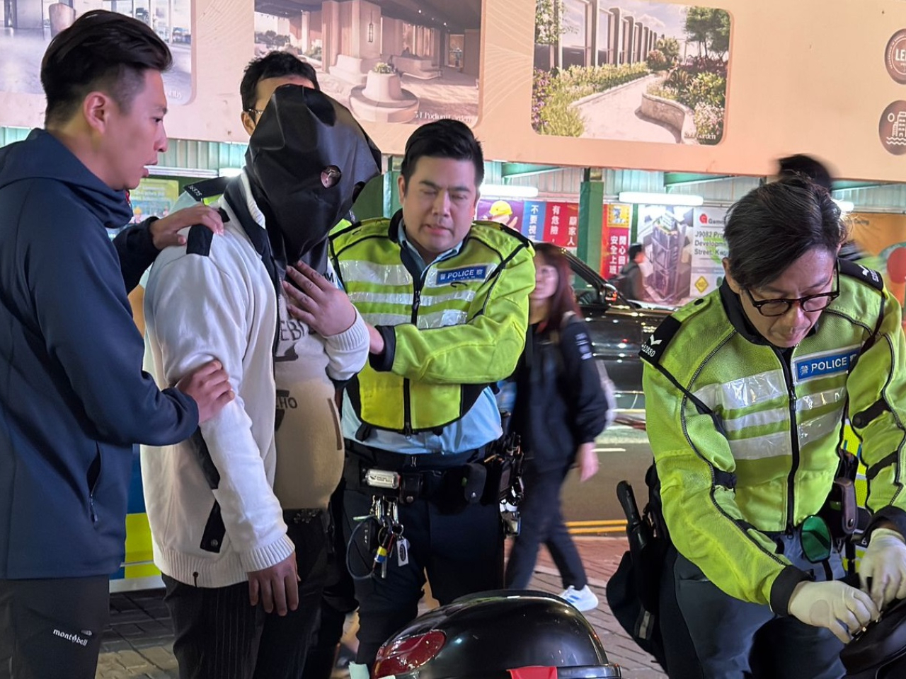 警方下午在觀塘巧明街展開埋伏行動，拘捕一名47歲本地男子。（警方提供）