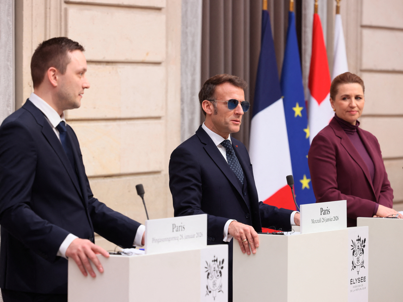 馬克龍與到訪的丹麥首相弗雷澤里克森和格陵蘭自治政府總理尼爾森會談後見記者。（路透社）