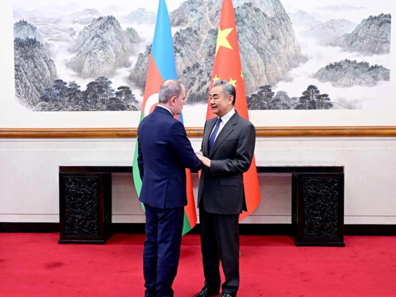 王毅在北京與阿塞拜疆外長巴伊拉莫夫會談。（外交部網站圖片）