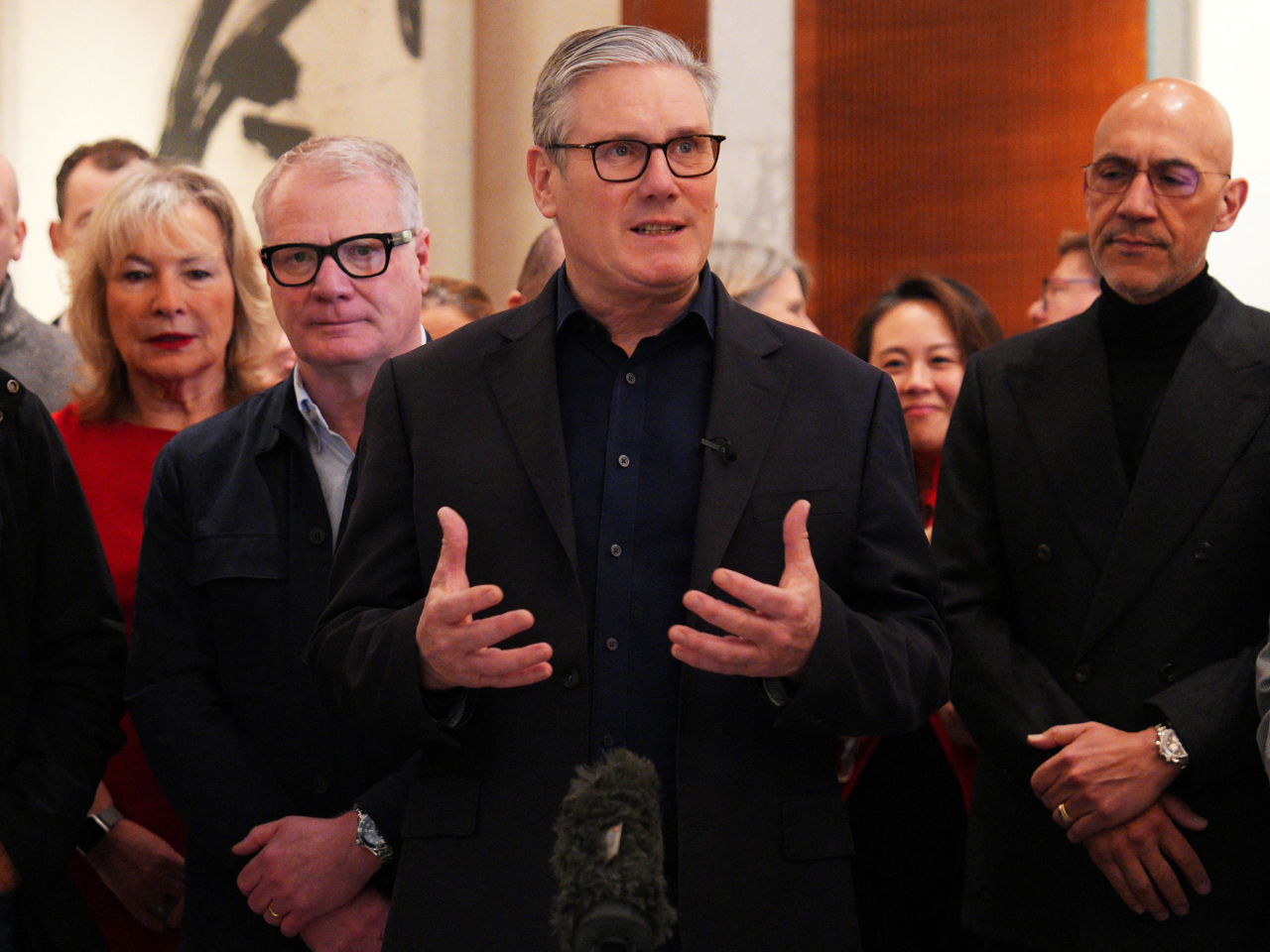 施紀賢在下榻酒店向隨團商界高層表示，英國決心放眼世界，抓住機遇，建立關係。（路透社）