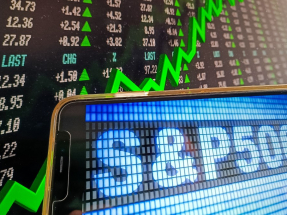 標普500指數高見7002點，收市報6978點，跌不足1點。（法新社資料圖片）