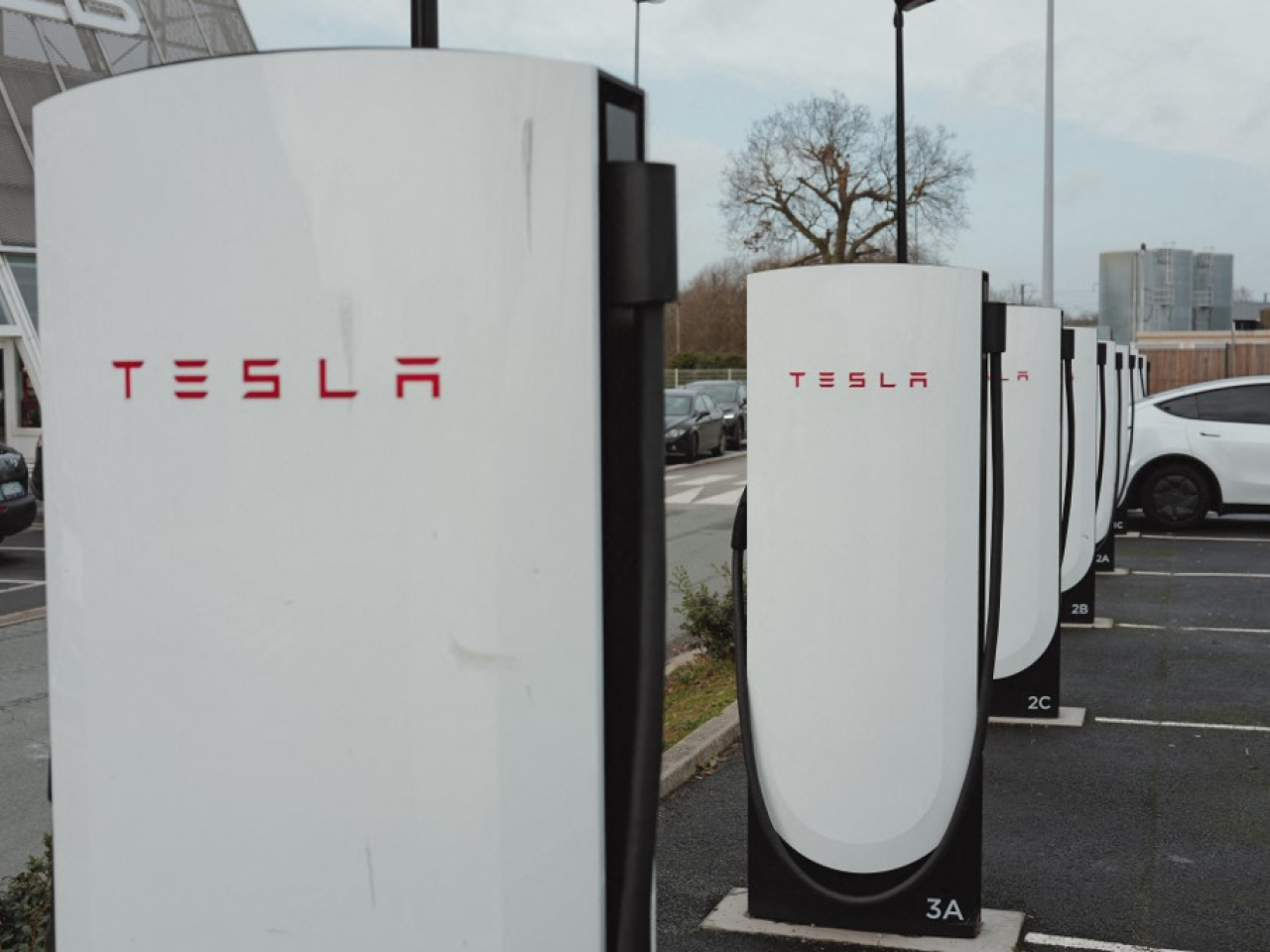 Tesla上季經調整每股盈利0.5美元，按年跌17%，但高過市場預期。（法新社資料圖片）