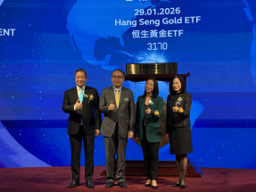許正宇（左二）稱實物黃金ETF兼具靈活性、流動性及安全性，對本港金融持續創新感到鼓舞。（趙嘉駿攝）