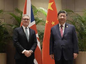 習近平（右）與施紀賢（左）會面。（法新社資料圖片）