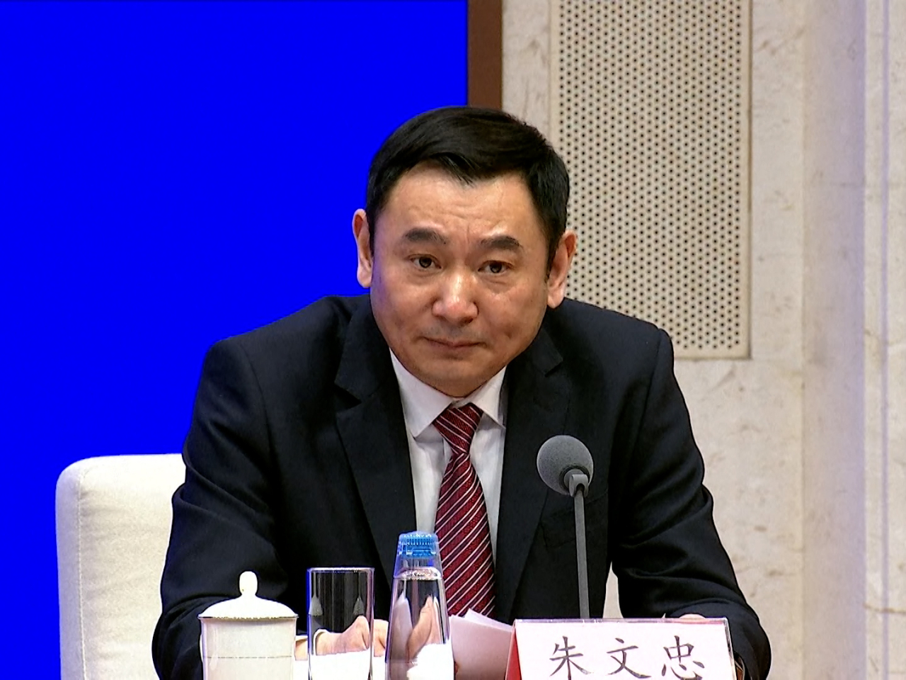 朱文忠表示，春運高峰購票需求大，部分熱門線路和時段存在較大供需矛盾，鐵路部門將及時增開列車。（央視截圖）