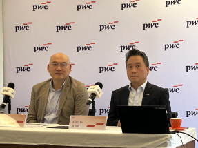 羅兵咸永道：有16%本港僱員有意在今年跳槽，按年大幅回落。程宇浩（左）表示，科技變革削弱僱員對工作保障的安全感。（羅煒皓攝）