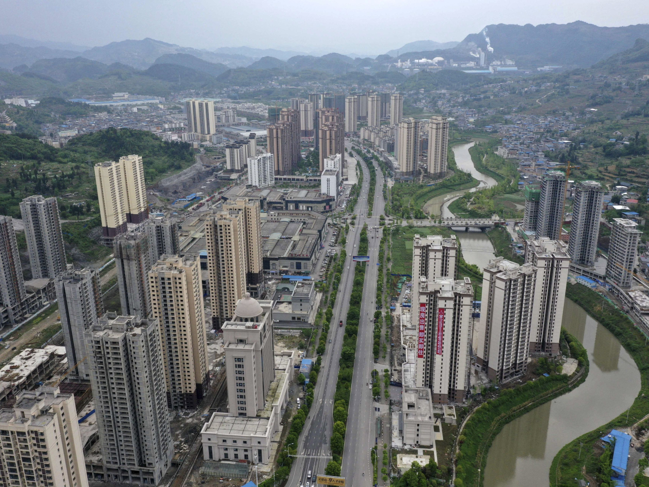住建部主管媒體文章指，房地產行業已基本退出「三條紅線」政策，多家房企已不再被要求每月上報有關數據。(新華社資料圖片)