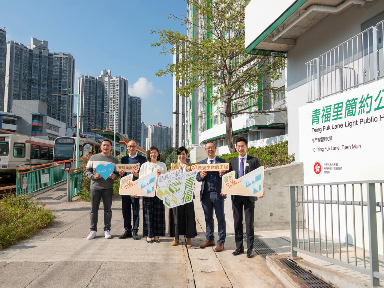 何永賢（右3）呼籲合資格市民把握時間提交申請。（何永賢社交網頁）