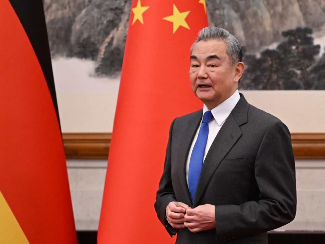 王毅在北京會見英國首相國家安全事務顧問鮑威爾。（法新社資料圖片）