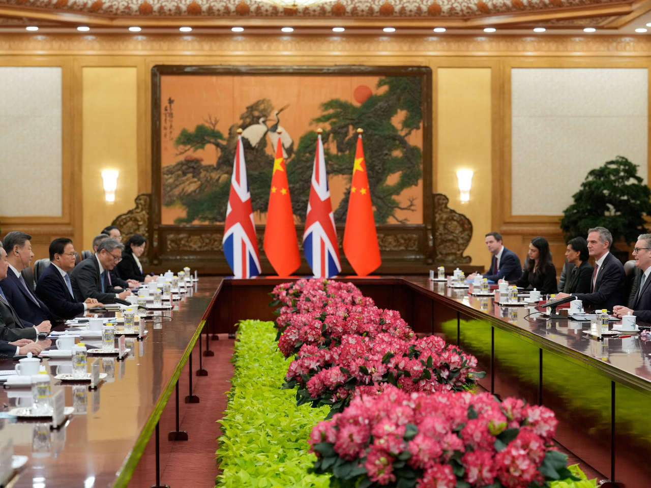 盧兆興說，今次訪華，象徵兩國將展開合作新局面，打破中英之間過去數年的僵局，意義重大。（路透社）