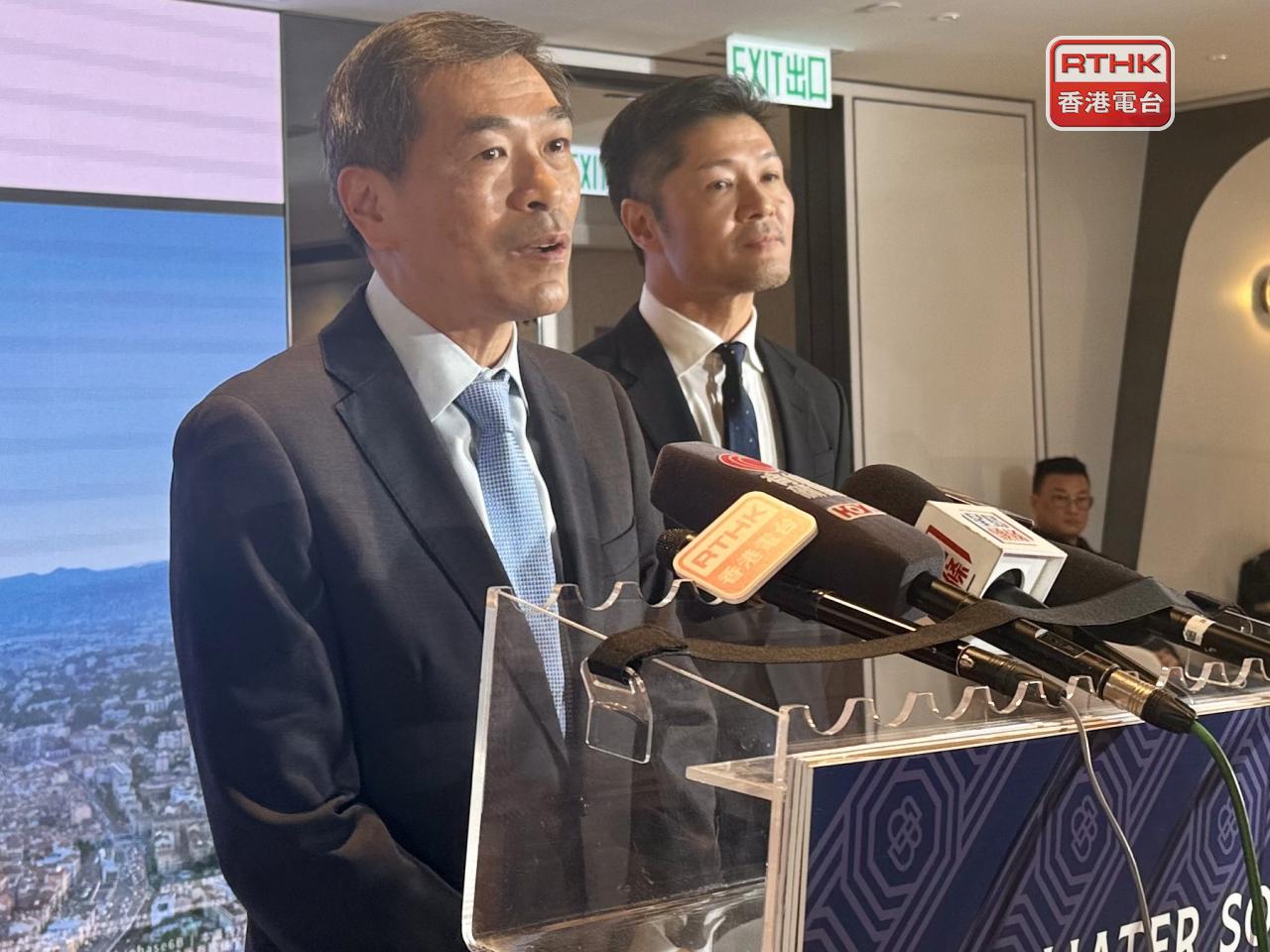 黃光耀（左）說，現時按揭利率約3.25厘，預料對樓市銷情影響不大。（趙嘉駿攝）