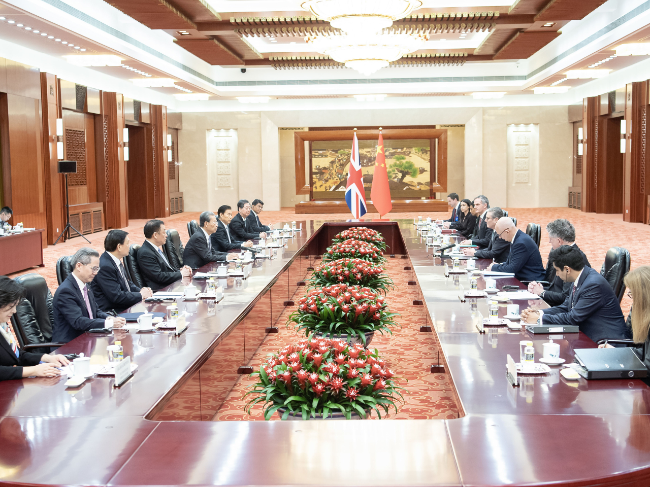 趙樂際在北京會見英國首相施紀賢。（新華社）