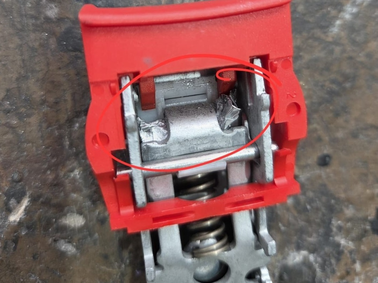 A photo of the seatbelt provided by Citybus shows a piece of aluminium foil inside the buckle.