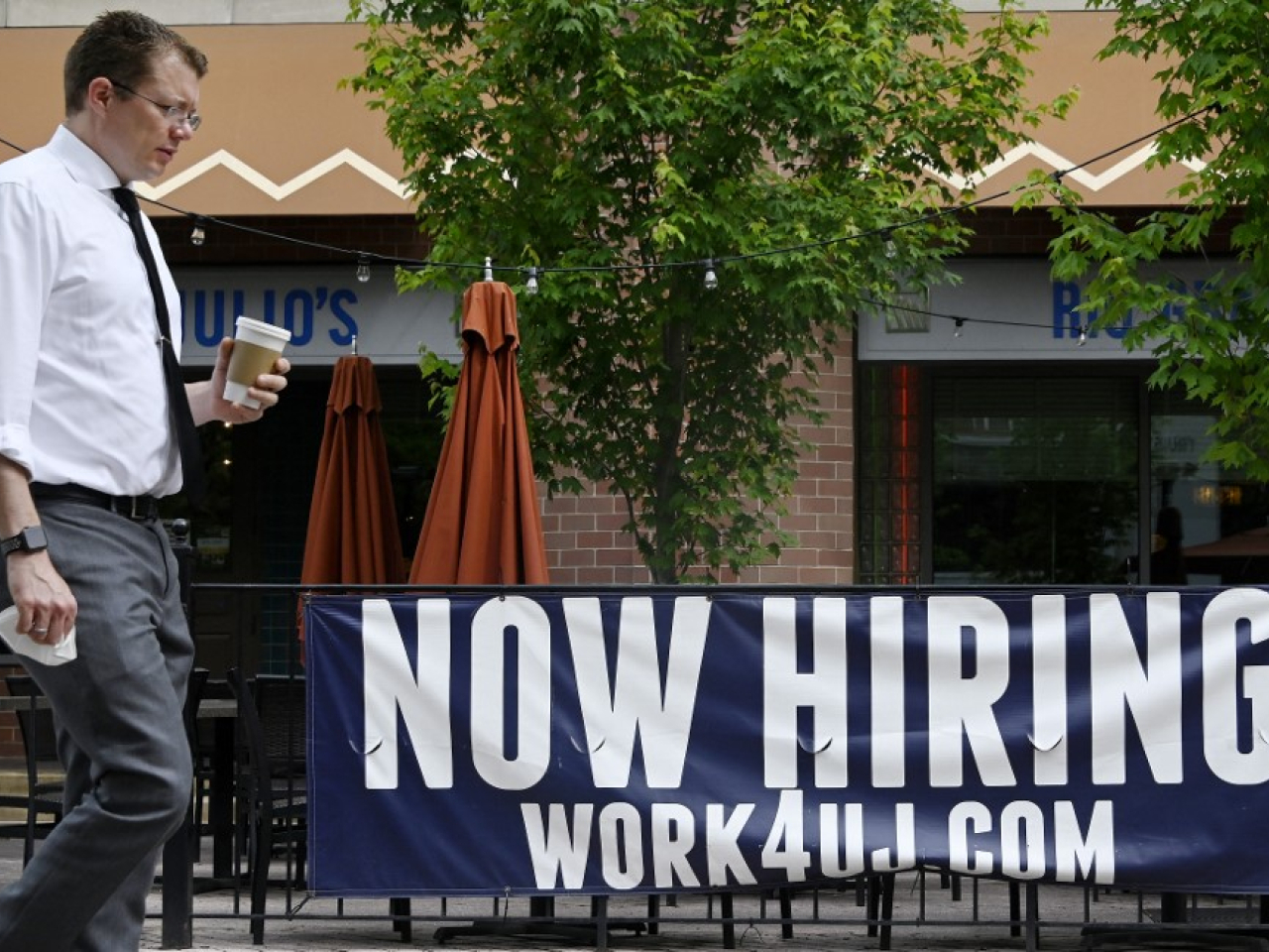 美國上周新申領失業救濟人數跌至20.9萬人，按星期減少1000人，市場原先估計為20.5萬人。（法新社資料圖片）