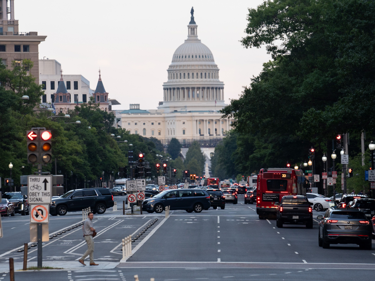 美國去年11月貿易逆差擴大至568億美元，按月擴大近95%。（新華社資料圖片）
