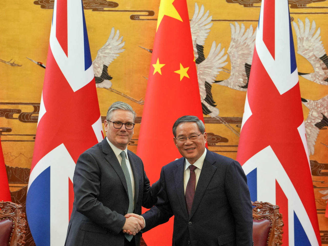 李強與施紀賢昨日在北京人民大會堂出席簽署儀式。（路透社）