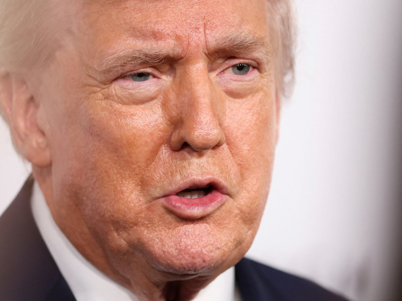 特朗普說很多威力強大的艦船正駛向伊朗，如最終不必動用將會極好。（路透社）