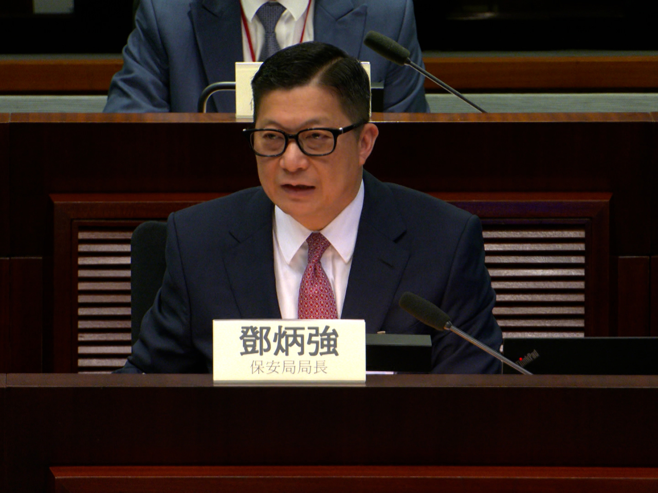 鄧炳強表示，在巴士強制佩戴安全帶方面，警方現階段會採取勸喻或警告方式。