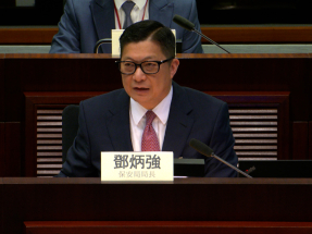 巴士強制戴安全帶　鄧炳強稱新規定初期採勸喻教育方式配合