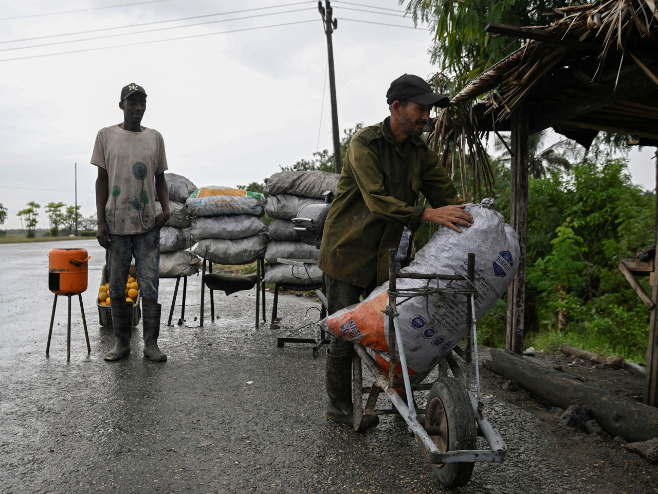 Vendors sell charcoal on the outskirts of Havana for use as cooking fuel in homes amid an energy crisis in Cuba. File photo: Reuters