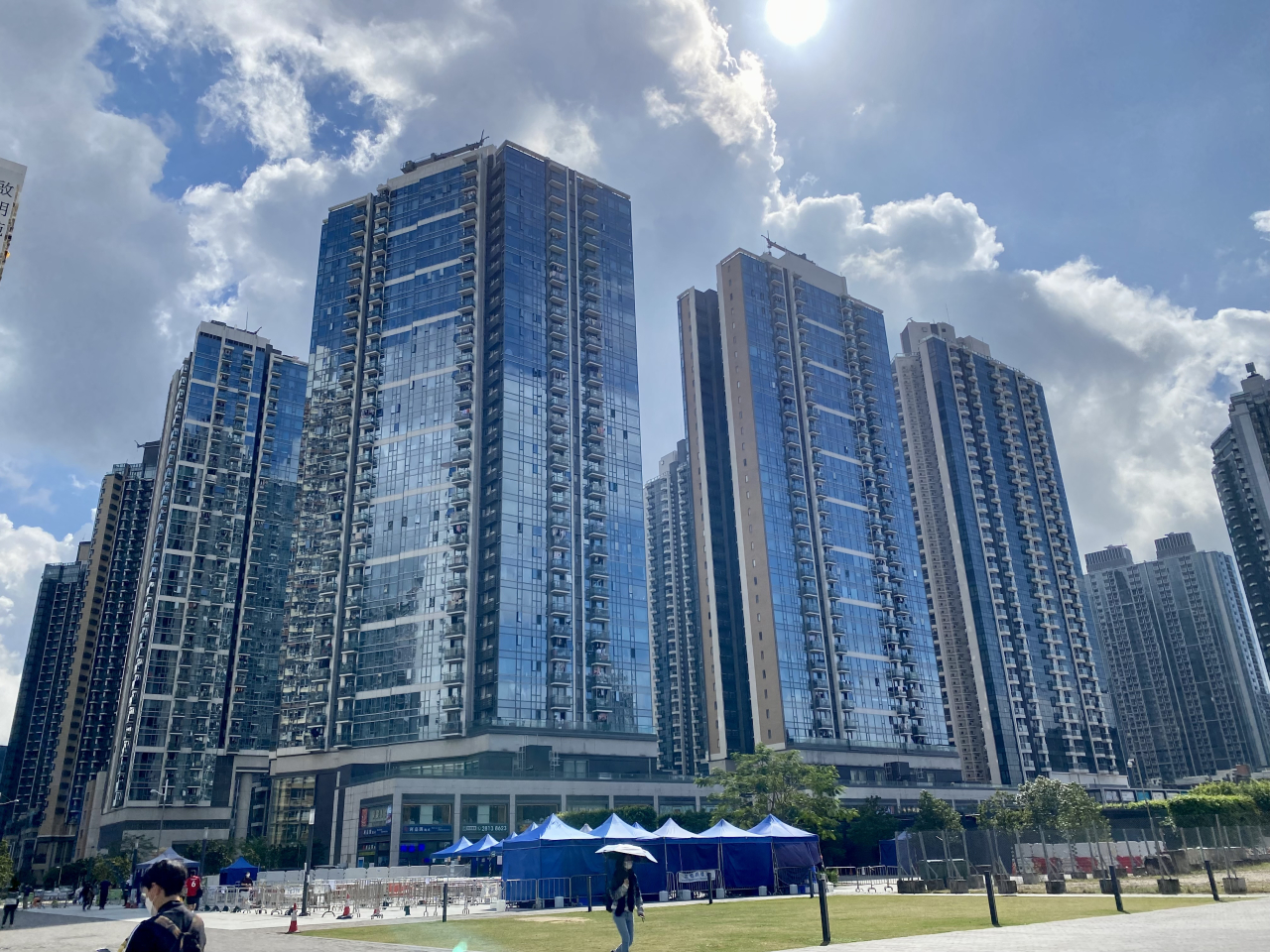 房屋局數據顯示，本港未來3至4年一手樓潛在供應增至10.4萬個單位。（法新社資料圖片）