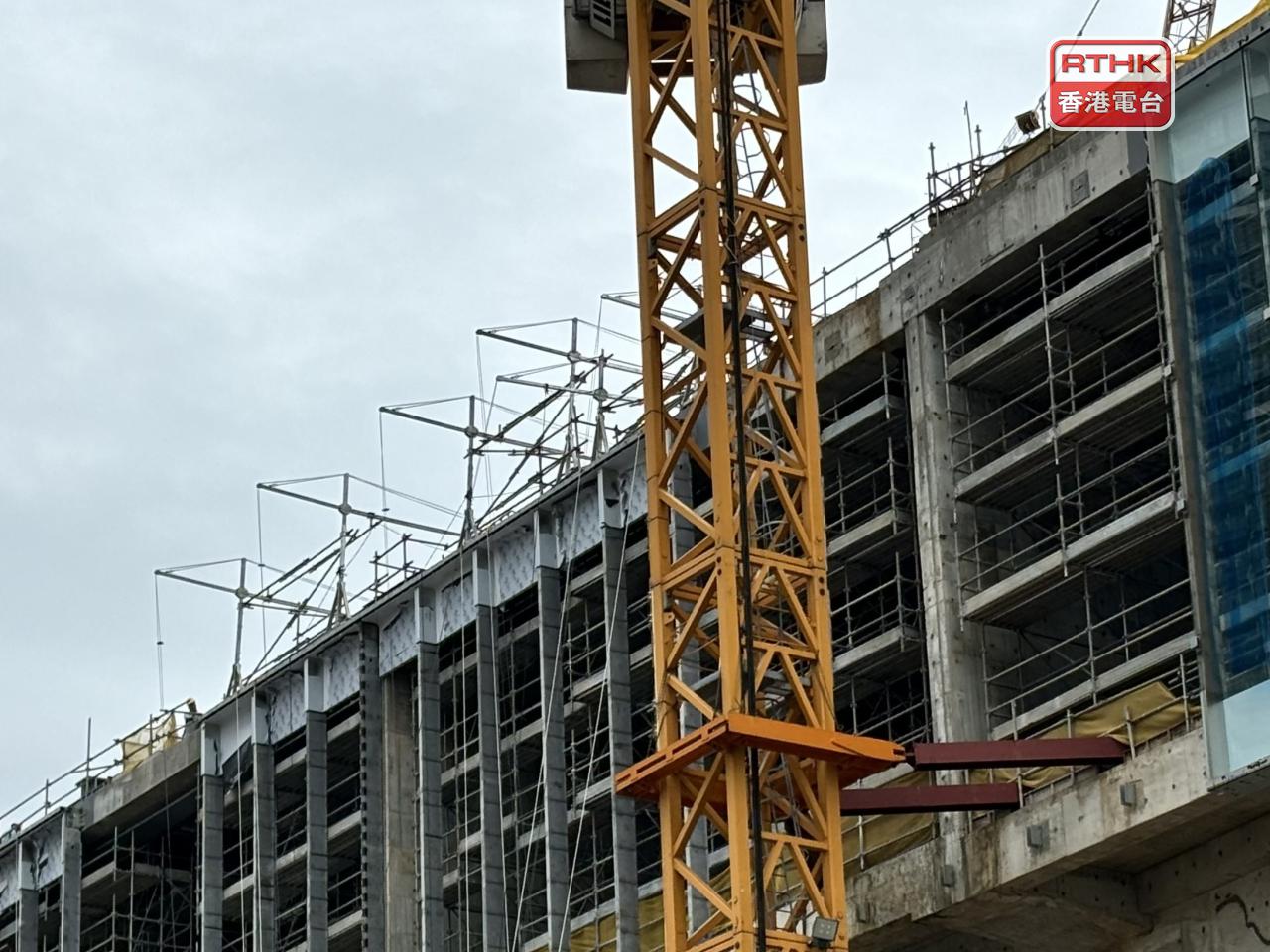 本港去年私人住宅施工量及落成量都跌，但單計第4季兩個數字按季都止跌回升。（港台圖片）