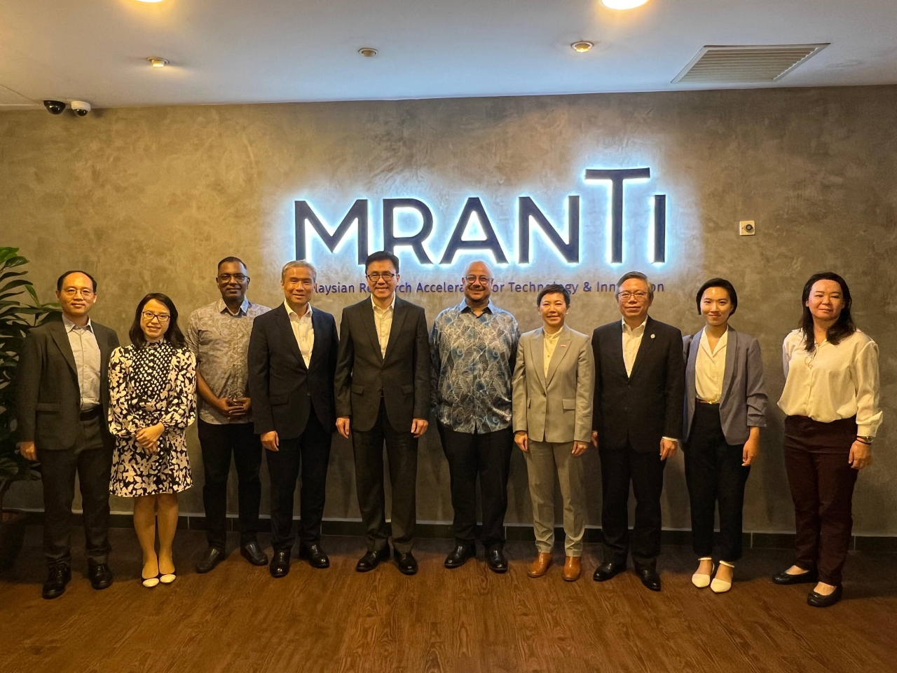 孫東到訪馬來西亞科技創新加速器研究中心，了解該中心在當地構建的創新生態系統。（政府新聞處）