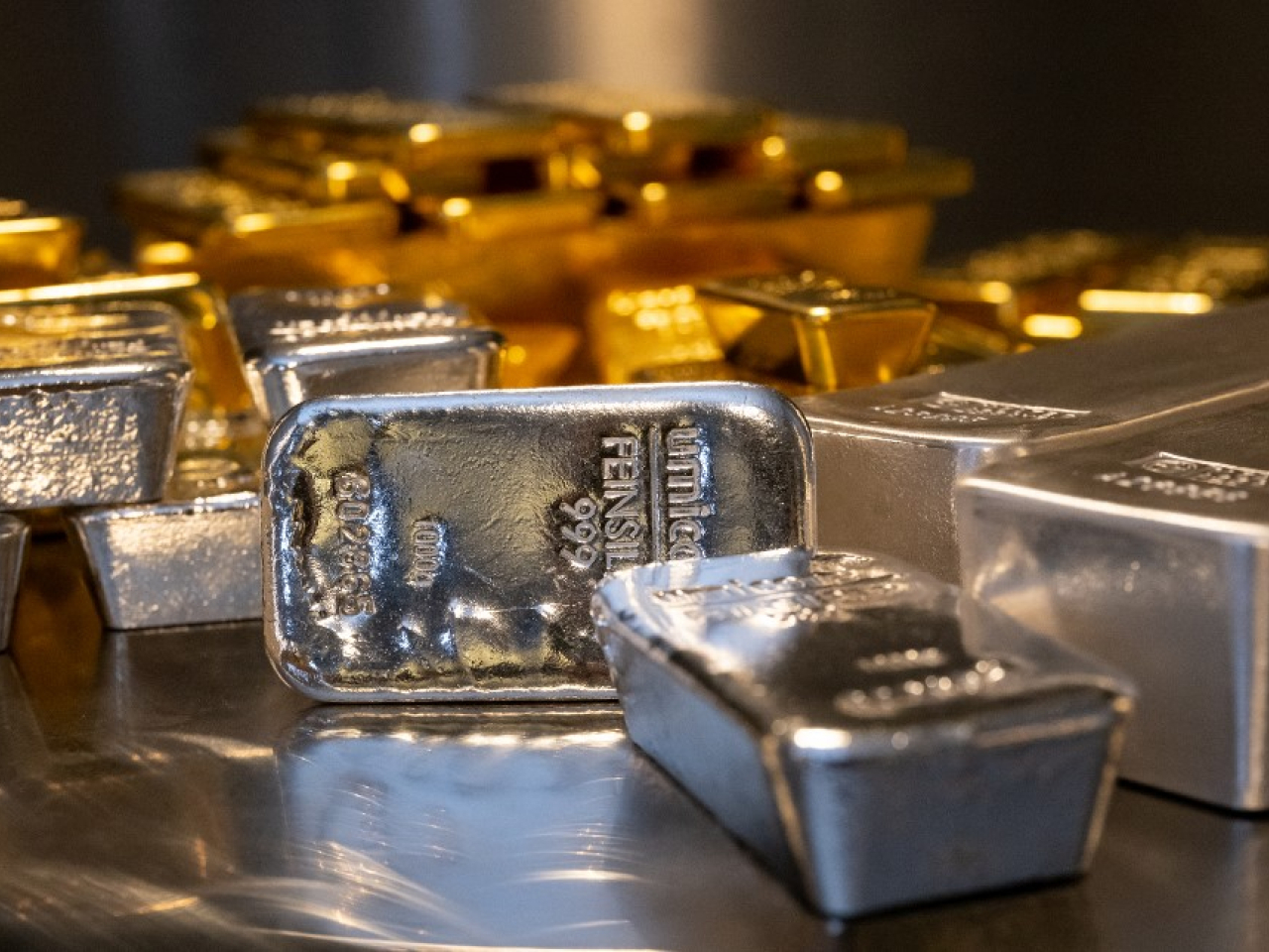 金價及銀價上日創新高後顯著回調，金價跌逾6%，銀價急挫近13%。（法新社資料圖片）