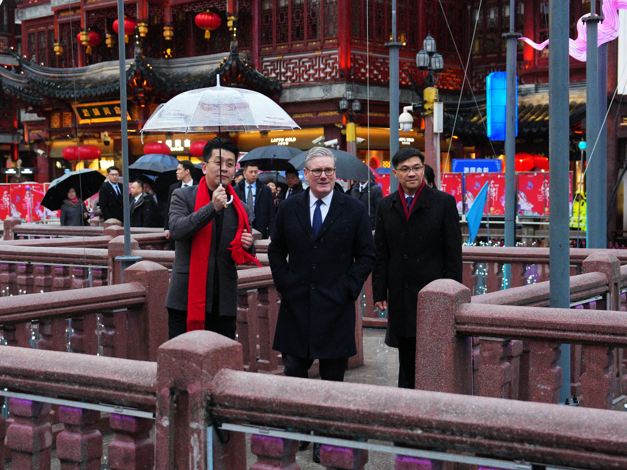 施紀賢到訪上海地標豫園，走過九曲橋。（路透社）