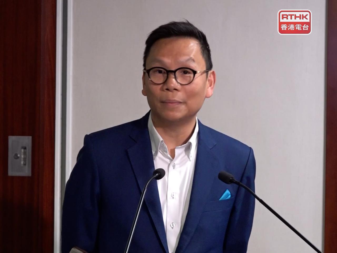 陳恒鑌說，即使目前乘搭巴士沒有扣安全帶並不會犯法，但他亦希望大家繼續扣安全帶，保障安全。（施華駿攝）