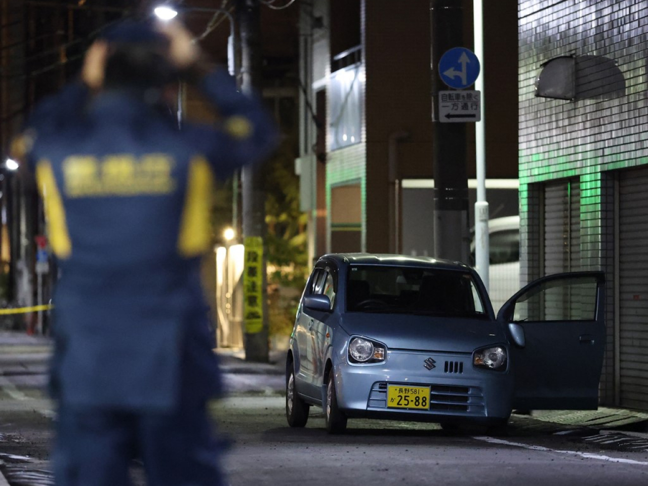 警方在其中一宗劫案現場調查。(法新社)