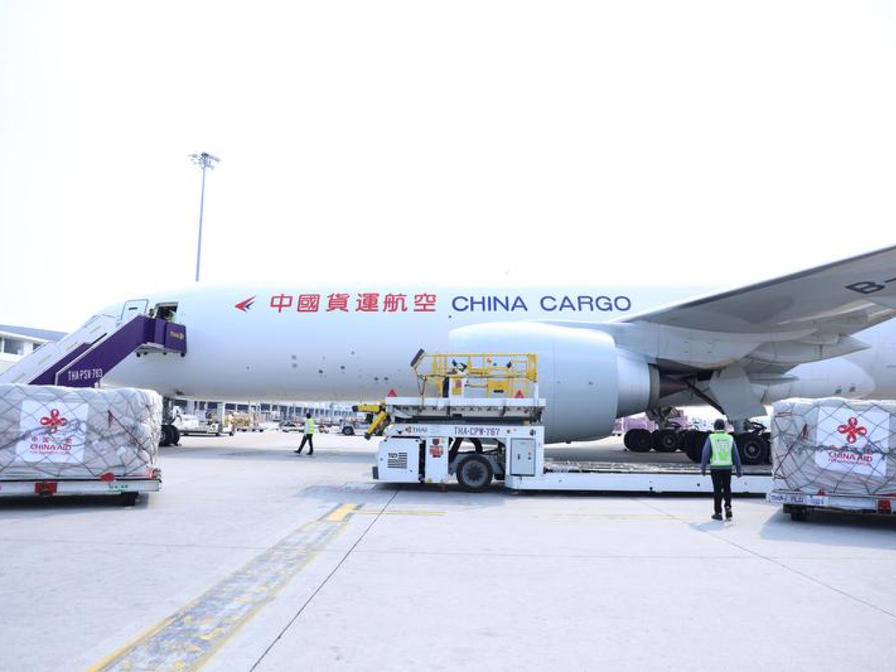 中國政府首批援泰人道主義物資運抵泰國曼谷素萬那普機場。（新華社）