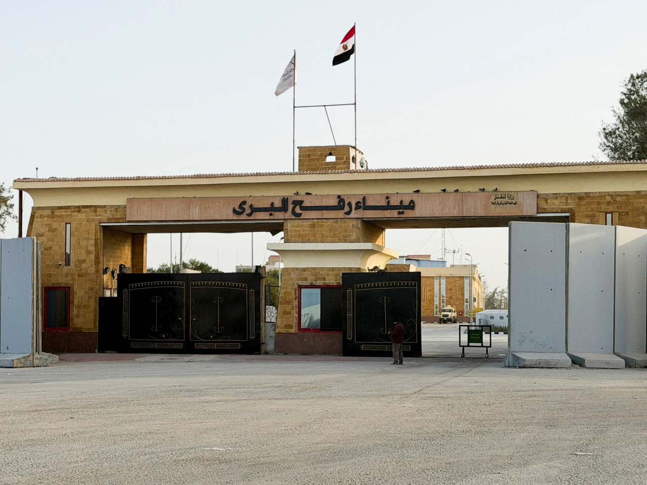 拉法口岸位於加沙地帶南部與埃及交界處，是國際人道援助物資進入加沙的重要通道。（路透社資料圖片）