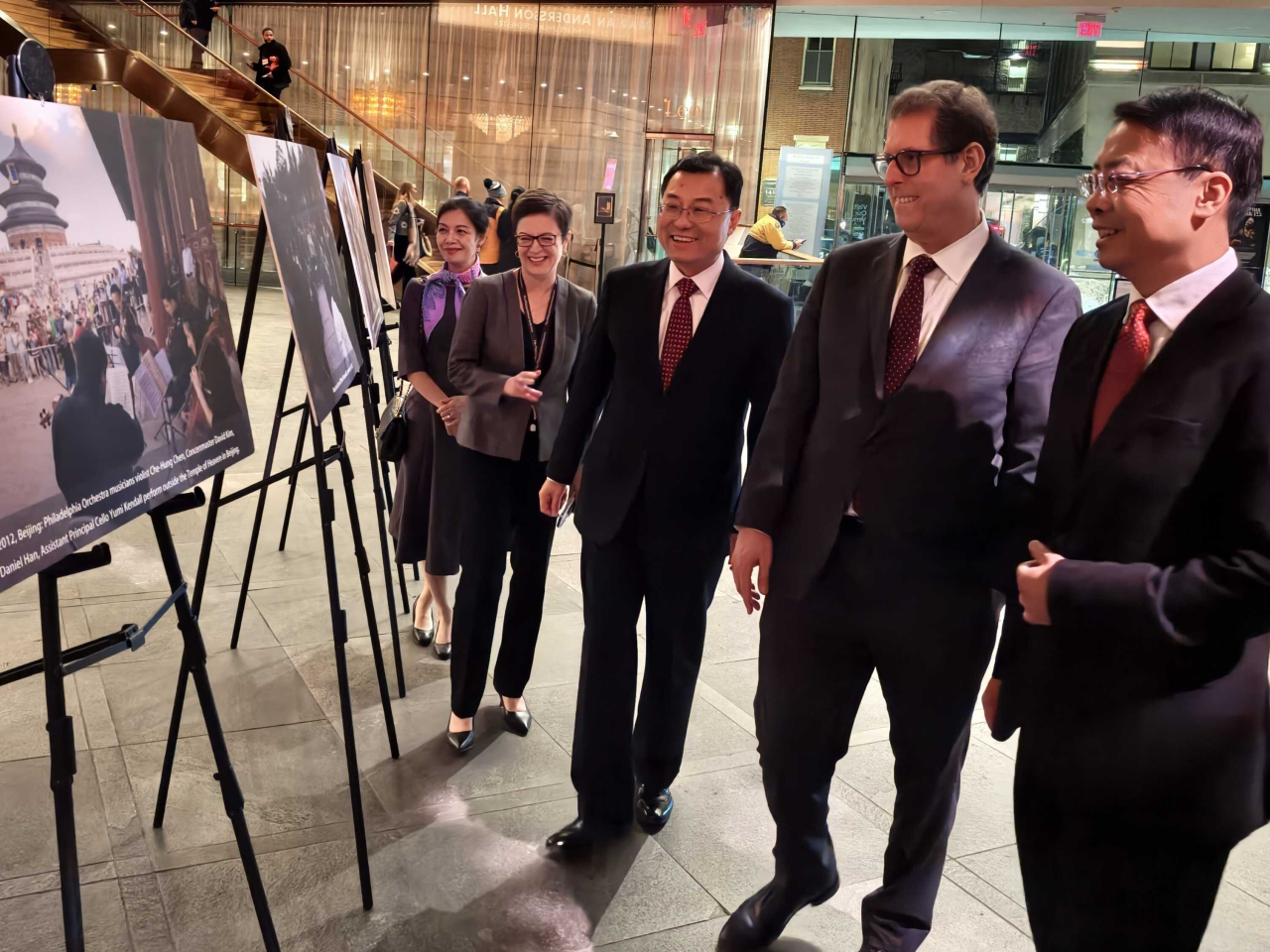 謝鋒（右三）在費城出席一個由中國駐紐約旅遊辦事處與費城交響樂團聯合舉辦的活動。（中國駐美國大使館網頁圖片）