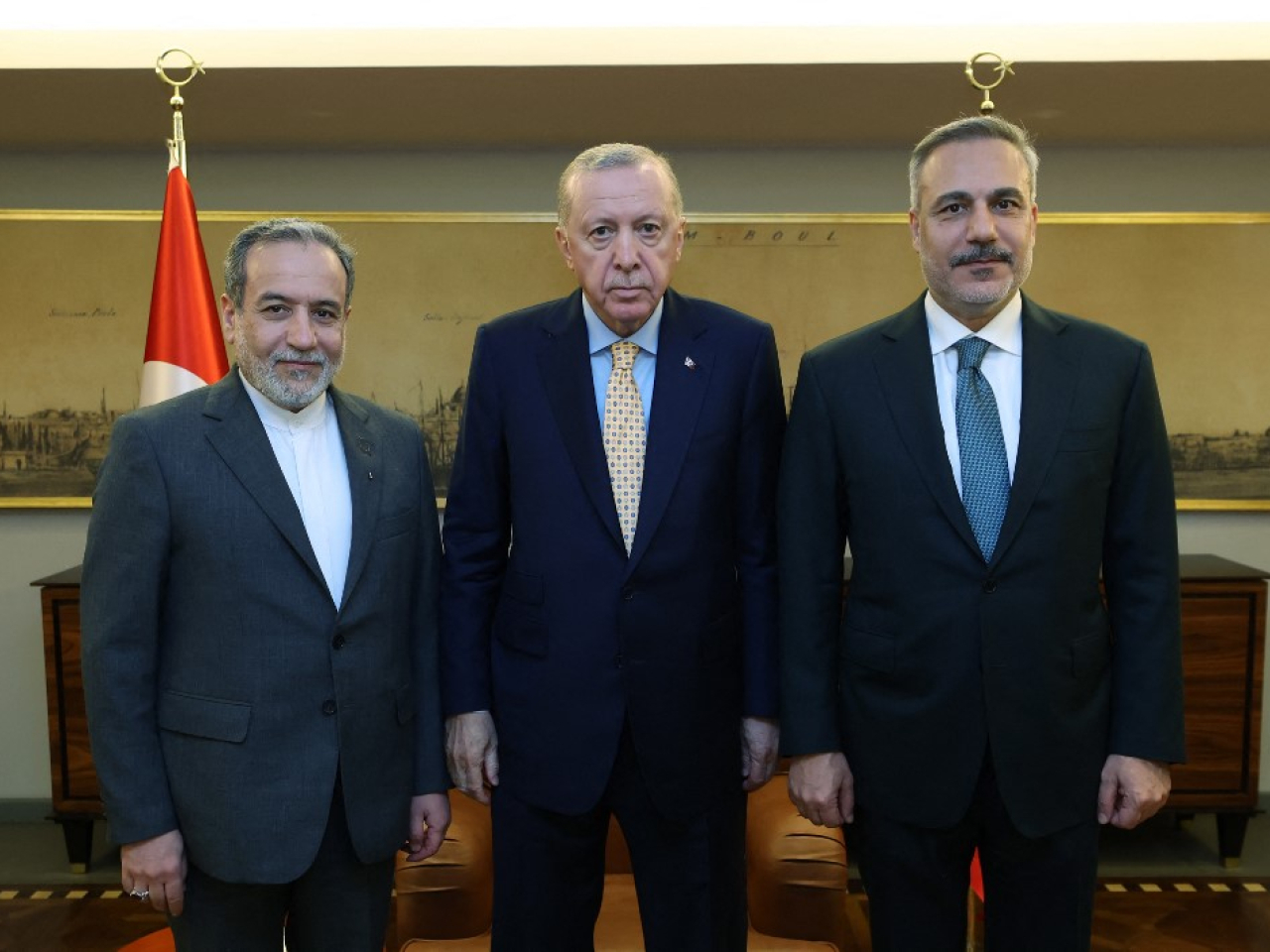 伊朗外長阿拉格齊（左）到伊斯坦布爾，與土耳其總統及外長會面。（法新社）