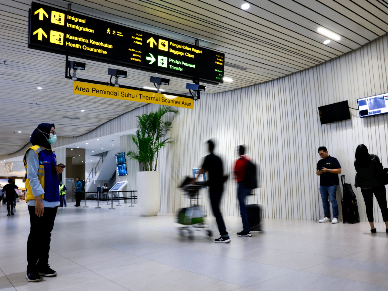因應印度出現尼帕病毒感染個案，印尼在機場對入境旅客展開健康篩查。（路透社資料圖片）