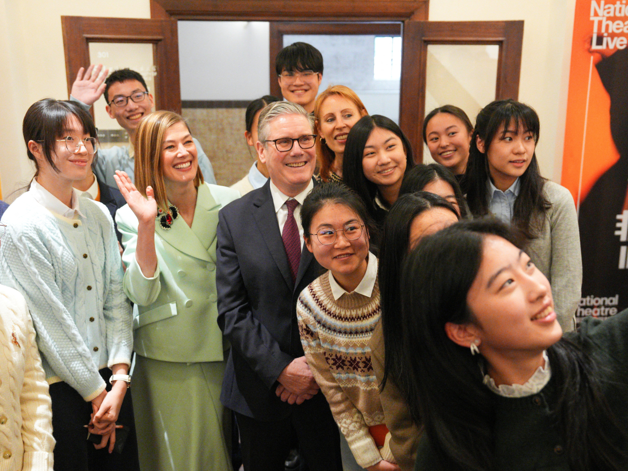 施紀賢到上海創新創意設計研究院與學生見面。（路透社）