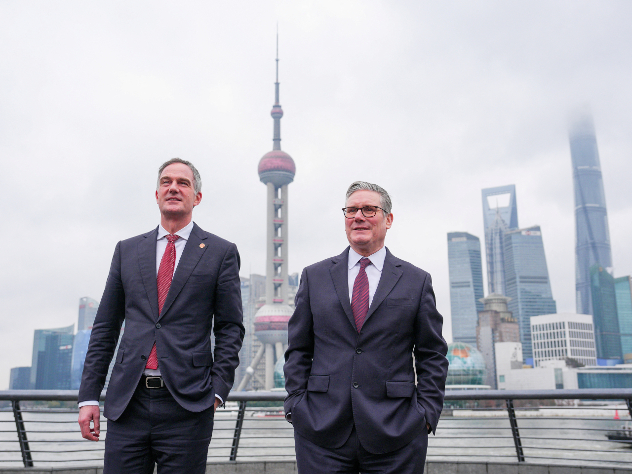 施紀賢到外灘欣賞黃浦江兩岸風景。（路透社）